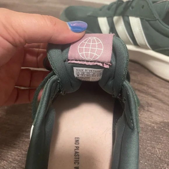 RARE ADIDAS FIND!!! LIKE NEW!!!Classic adidas driver style green with pink - Picture 10 of 15